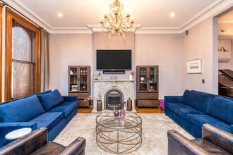 Building Photo - 215 W 9th St