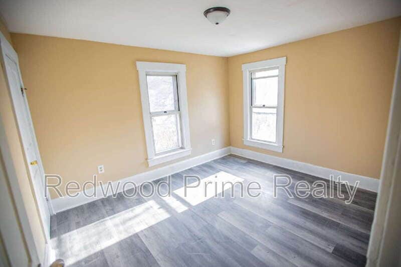 Building Photo - 534 Russell Ave