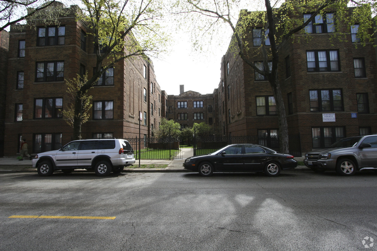 Building Photo - 3507 N. Racine Avenue Apartments