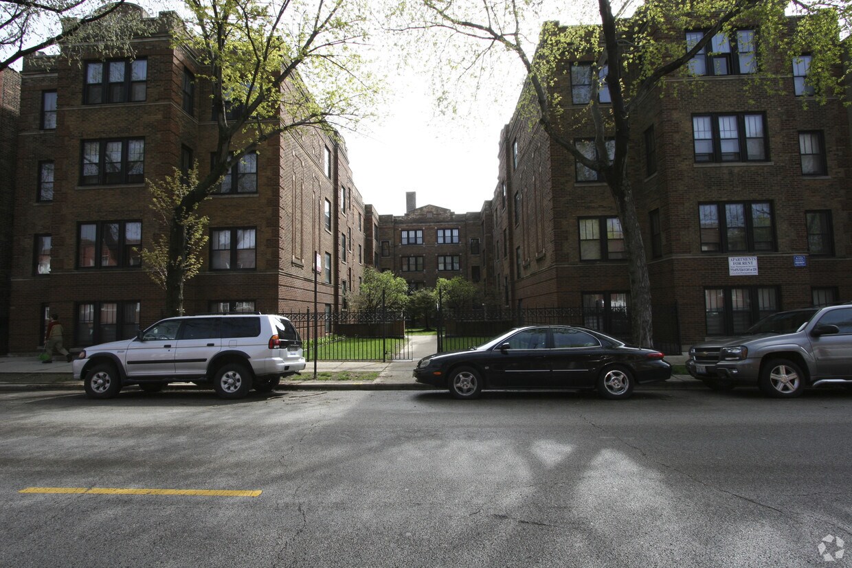 Foto del edificio - 3507 N. Racine Avenue Apartments