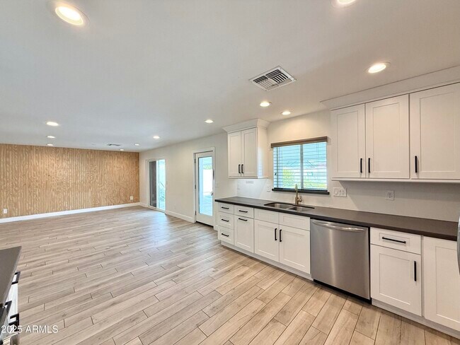 Foto del edificio - 3625 Hayden Rd