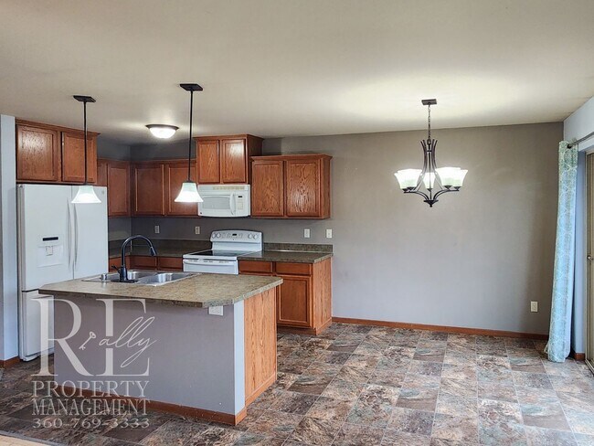 Foto del edificio - Beautiful Single-Story Home with Hardwood Floors, 3-Car Garage & Expansive Backyard