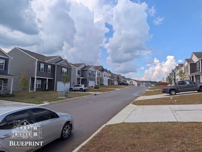 Foto del edificio - 2024 build, great neighborhood, stainless appliances, granite countertops!