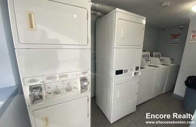 Foto del edificio - 176 N Beacon St