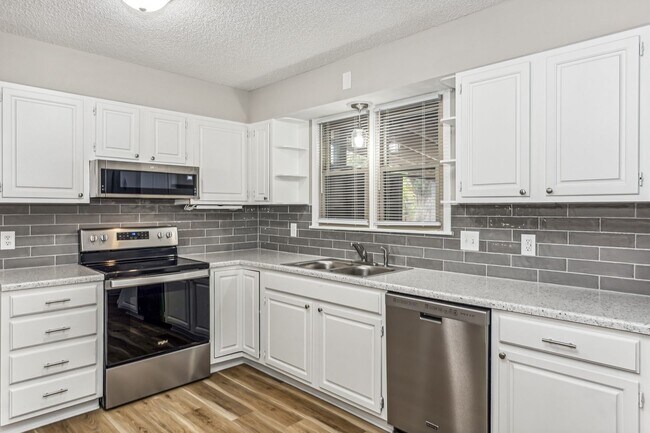 Foto del edificio - Spacious 3-Bedroom Home for Rent with Basement and Garage!