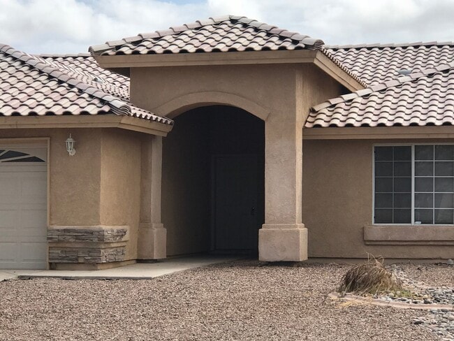Foto del edificio - 4 BED 2 BATH, HUGE BACK & SIDE YARD, FRESH...