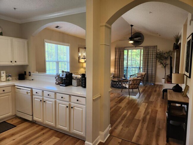 Building Photo - 6015 Catalina Dr