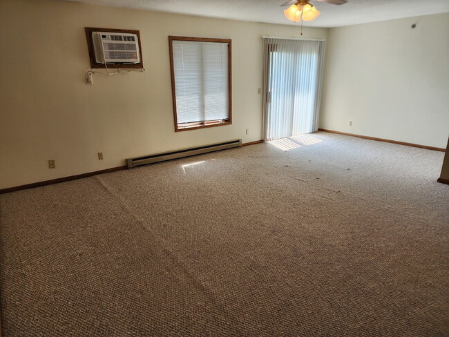 Building Photo - Large 2 Bedroom Apartment - Available Augu...