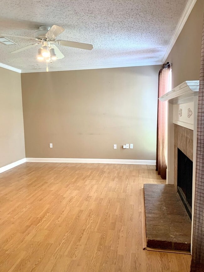 Building Photo - 2BR 2.5BA CONDO off Bluebonnet close to Pe...
