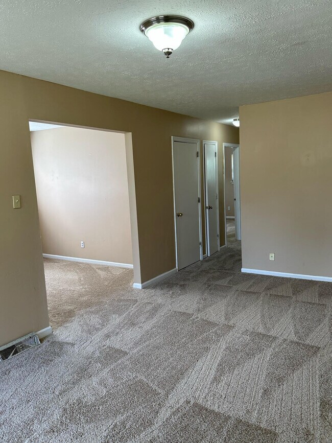Building Photo - 1350 Dix Dr