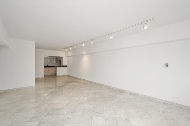 Building Photo - 175 E Delaware Pl