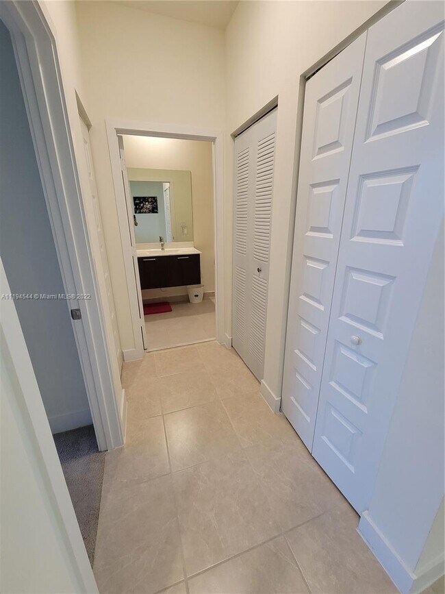 Foto del edificio - 8151 NW 104th Ave
