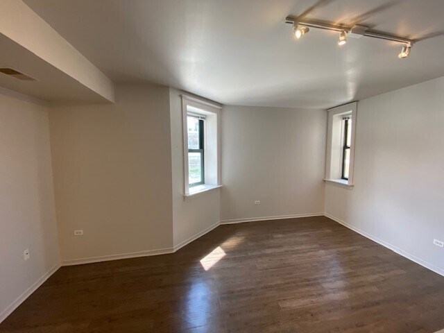 Building Photo - 30 E Roosevelt Rd