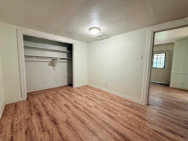 Building Photo - 208 Moss St