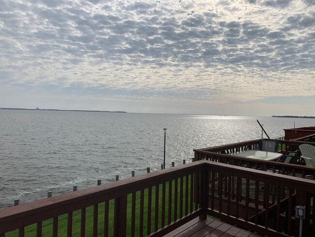 Building Photo - Gorgeous 3 BR/2 Full BA & 2 Half BA Waterf...