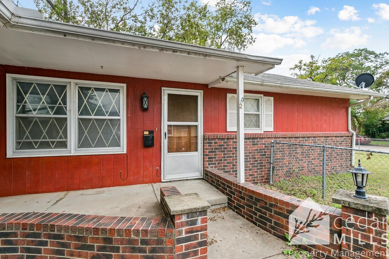 Primary Photo - Southside 2 Bedroom Duplex