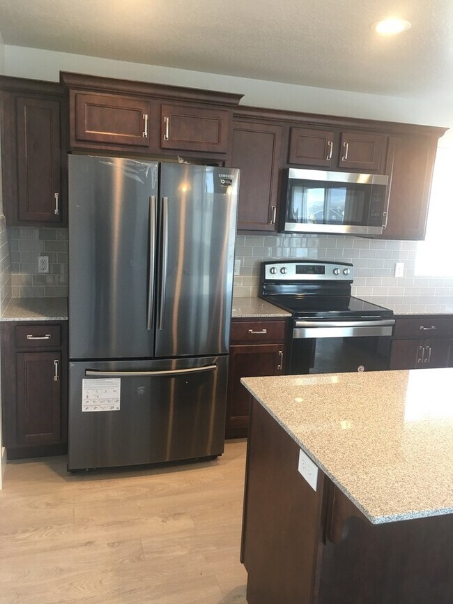 Building Photo - Beautiful Modern Home in Lehi w attached 2 car garage!