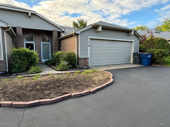 Building Photo - 716 Hilltop Ln