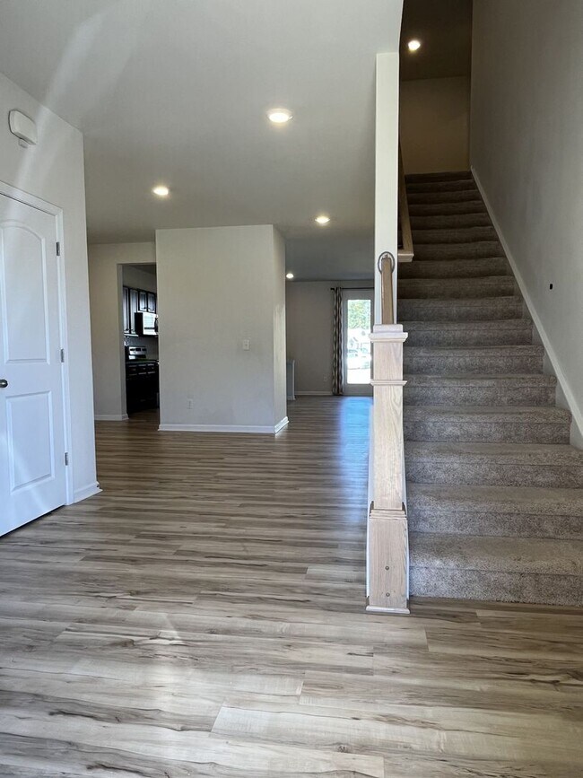 Foto del edificio - Spacious 5 Bed home in East Charlotte