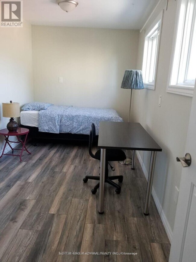 Building Photo - 15 B Cundles Rd E