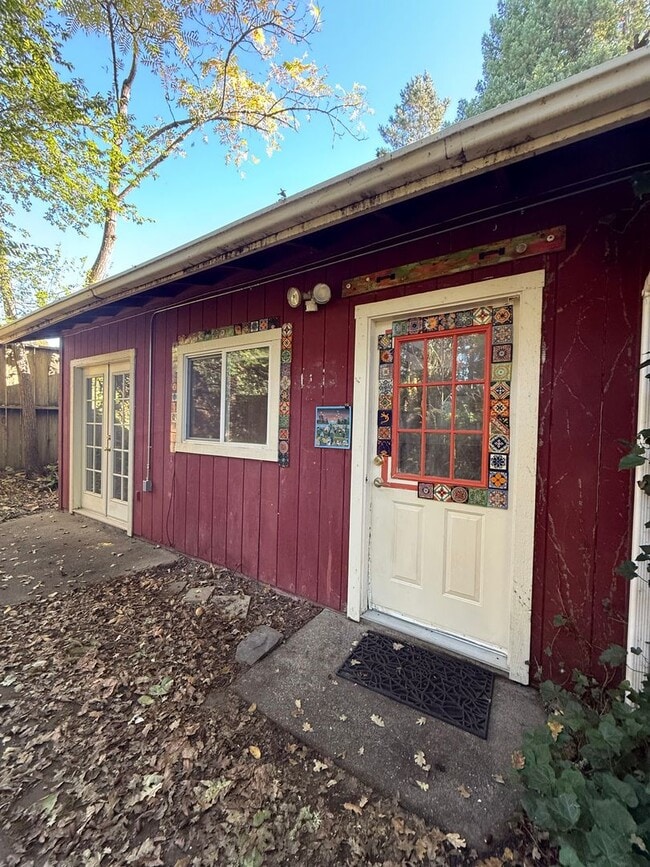 Building Photo - Gated Private Studio just minutes to downt...