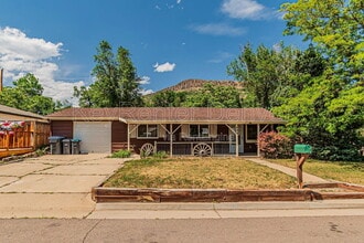 Building Photo - 400 Lily Ln