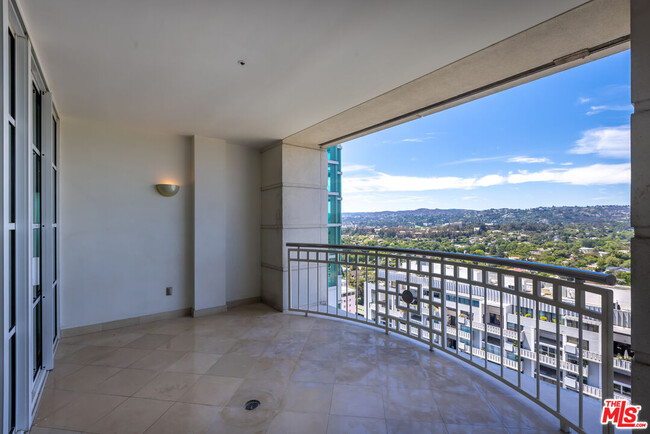 Building Photo - 10380 Wilshire Blvd