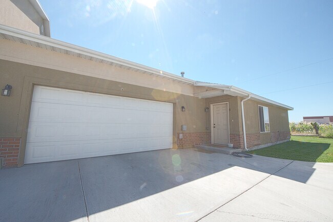 Foto del edificio - Beautiful Townhouse In Pleasant Grove!
