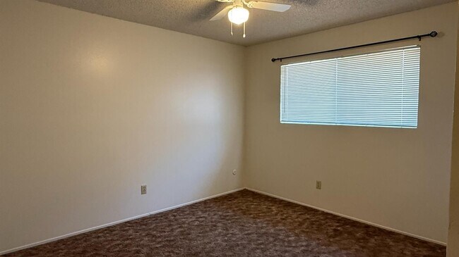 Foto del edificio - 1444 N Lemoore Ave