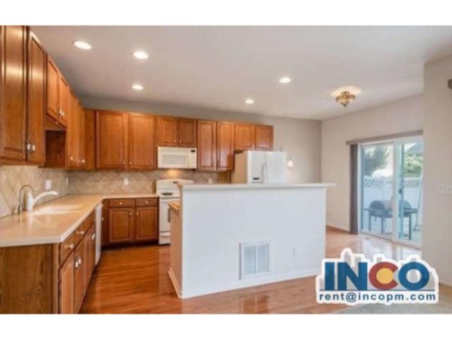 Building Photo - Spacious 3 bed 3 bath Townhome end unit wi...