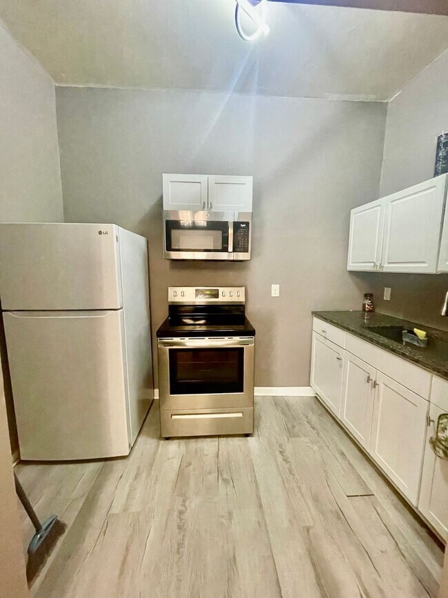 Building Photo - Welcome to this charming 3-bedroom, 1-bath...