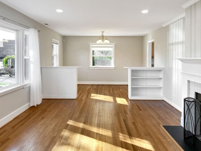 Building Photo - Contemporary 3 Bedroom, 1.5 Bathroom Ranch...