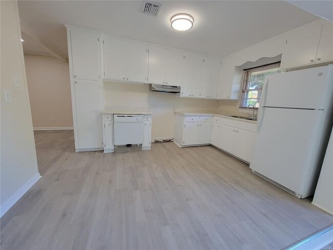 Building Photo - NEW Floors, Roof, Lights, Appliances, ect....