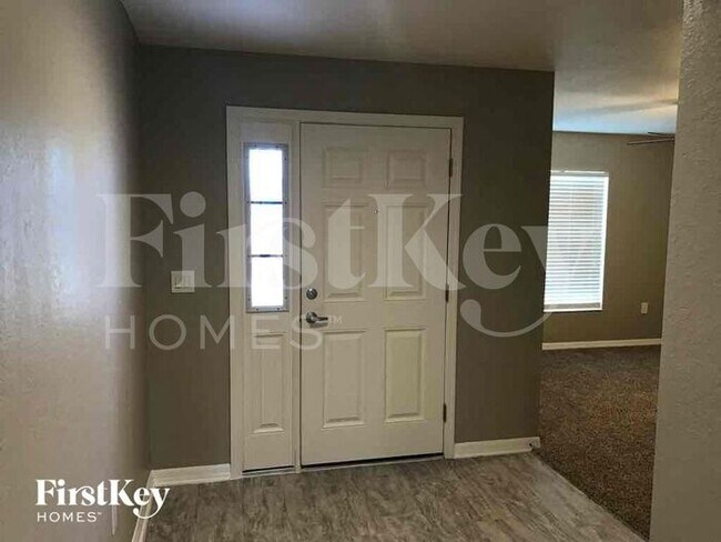 Building Photo - 2600 Sanderling St