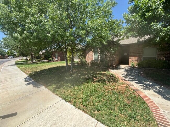 Building Photo - 3 bed 2 bath home with 2 car garage!