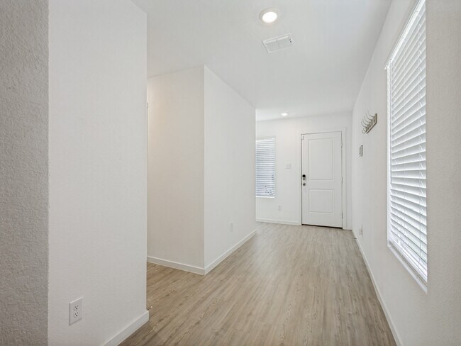 Foto del edificio - 6736 Bramblewood Dr