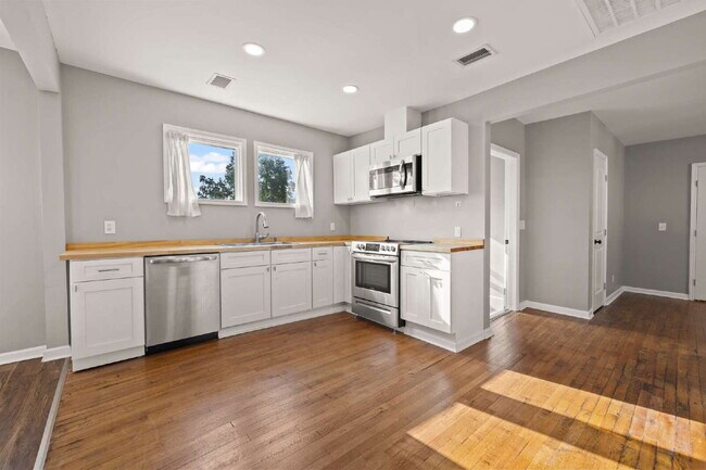Foto del edificio - Renovated 3 Bed • 1.5 Bath Upstairs Unit -...