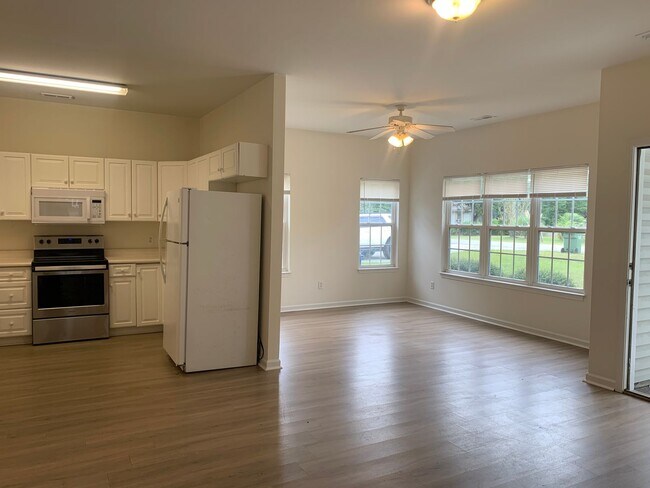 Foto del edificio - $500 OFF 1ST MONTHS RENT! 3 Bedroom 2 Bath House Available now on Charter Drive