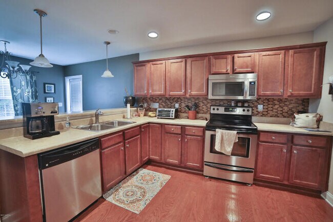 Foto del edificio - Upscale 3 to 4 BR home in The Willows at Leland. Two car garage, community pool!