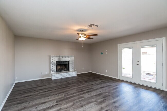 Building Photo - 736 W El Prado Rd