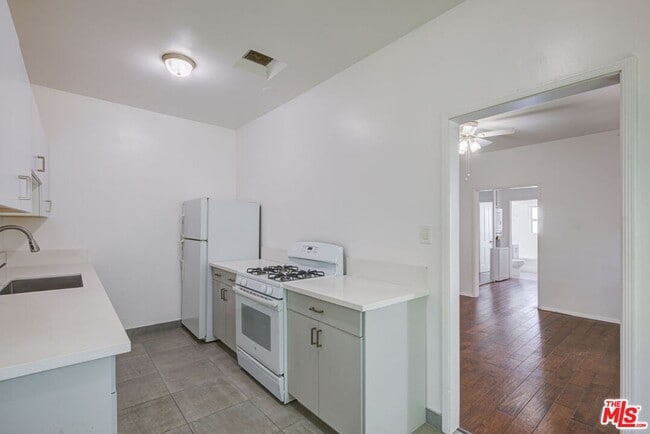 Foto del edificio - 963 N Doheny Dr