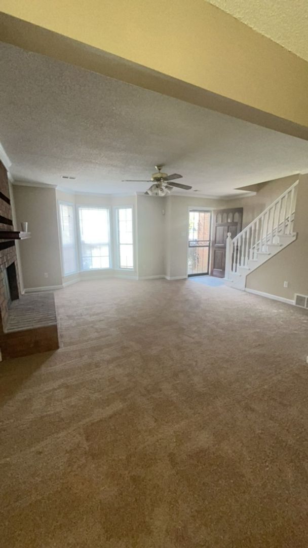 Foto del edificio - 4 Success in now offering this Spacious 2....