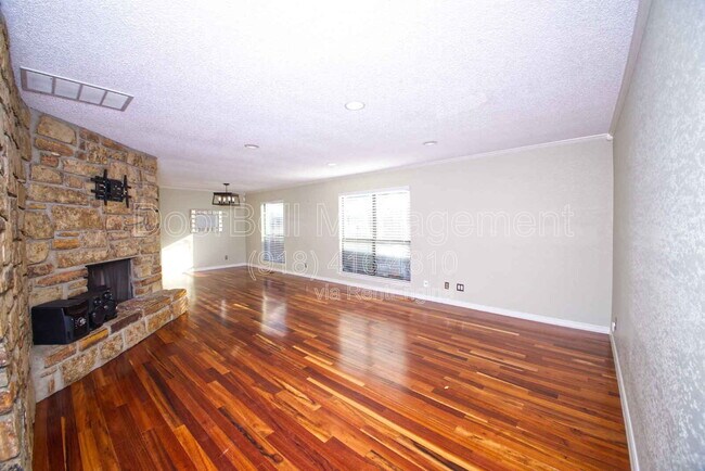 Foto del edificio - 3302 E 83rd Pl