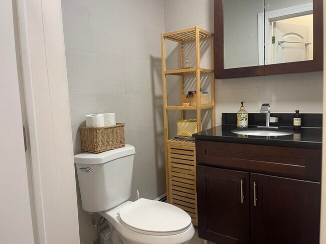 Building Photo - 101 Zabriskie St