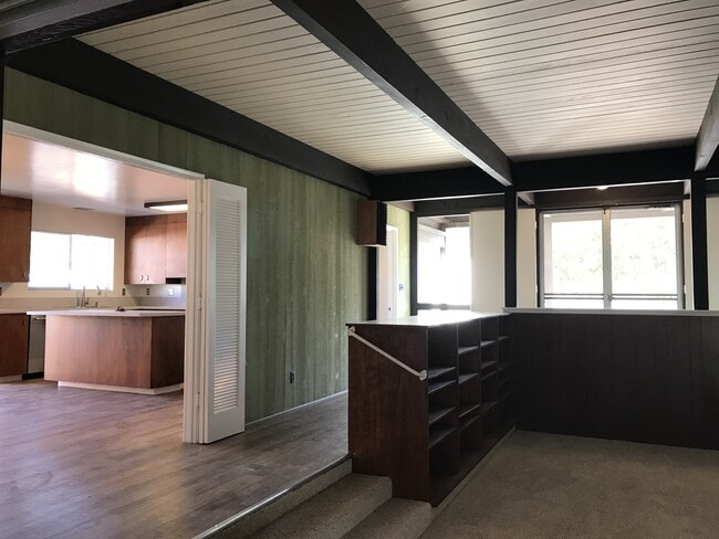 Building Photo - Three Bedroom Turnpike Home/Foothill Schoo...