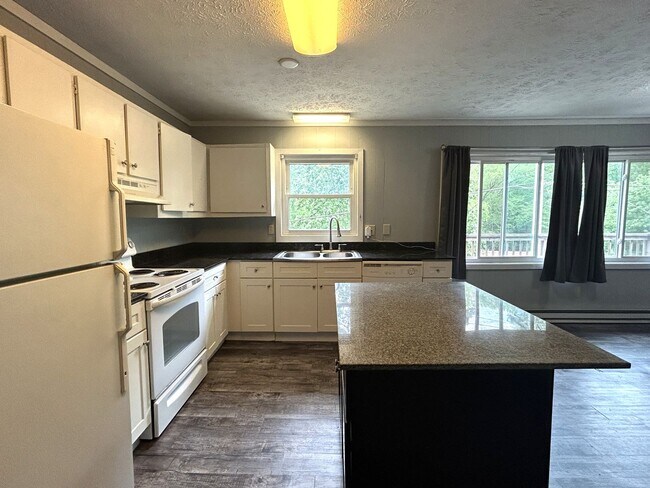 Foto del edificio - Three-Bedroom Upper Duplex Near Downtown B...
