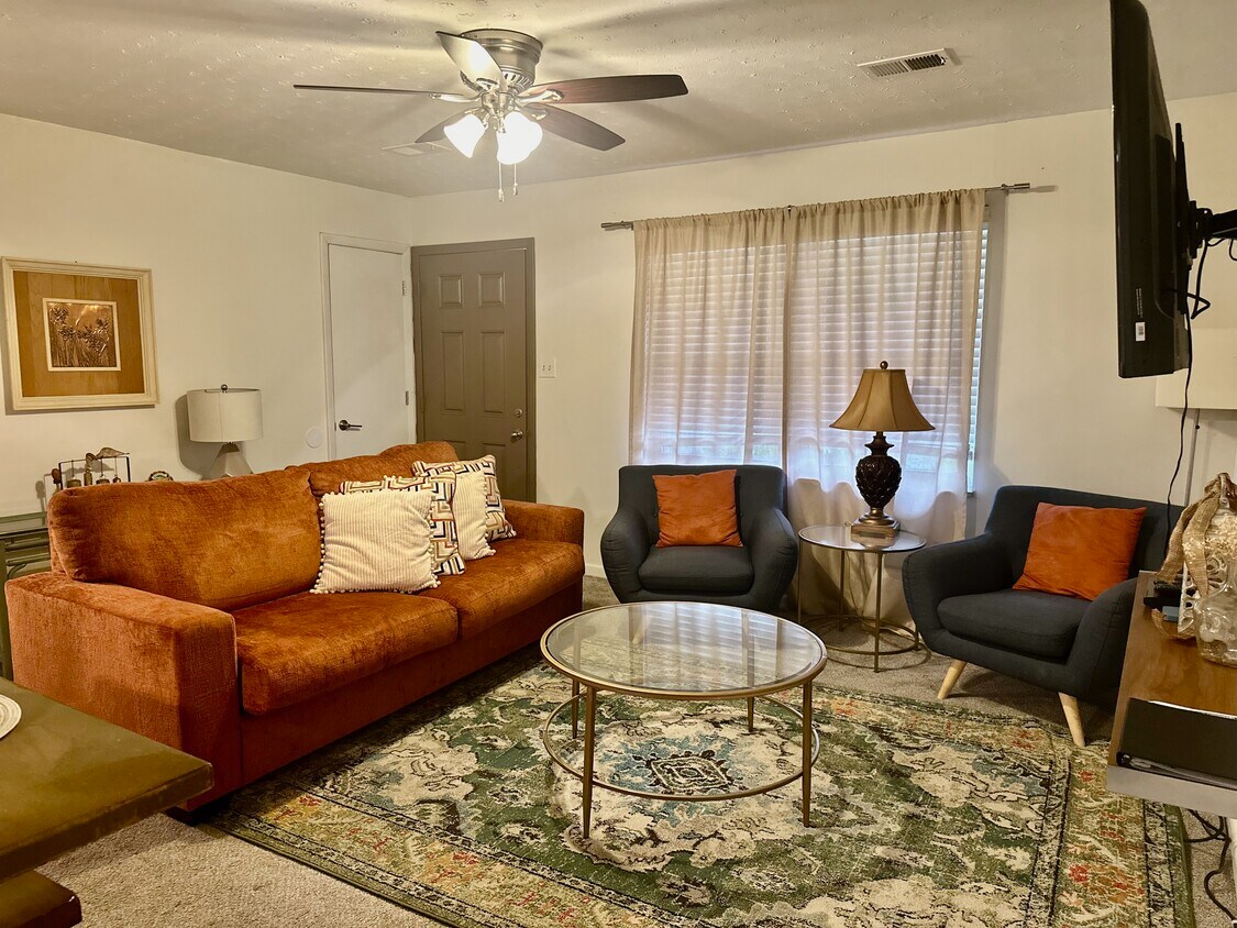 Sofá nuevo para sala de estar - 1214 Glade Hill Dr