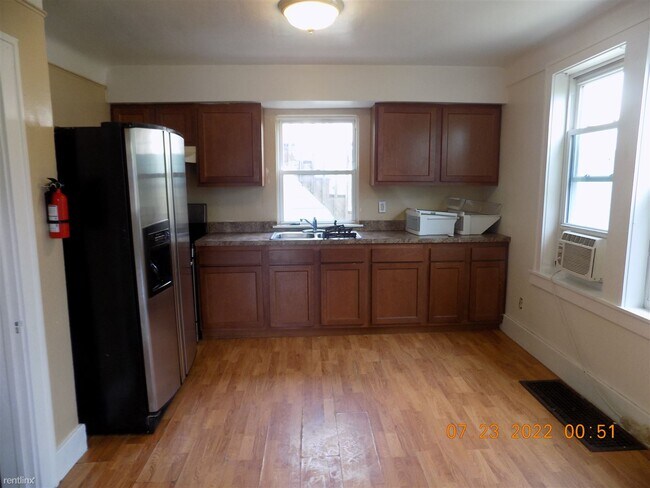 Building Photo - 2 br, 1 bath Duplex - 22213 Dequindre Rd