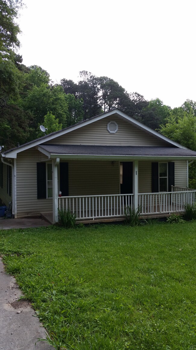 Building Photo - 343 Fern St