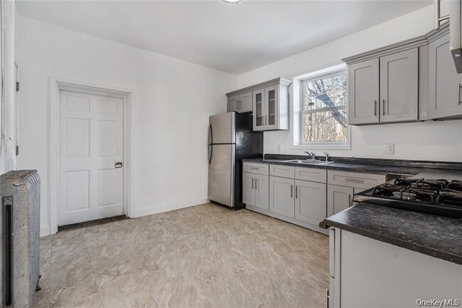 Building Photo - 94 Winnikee Ave